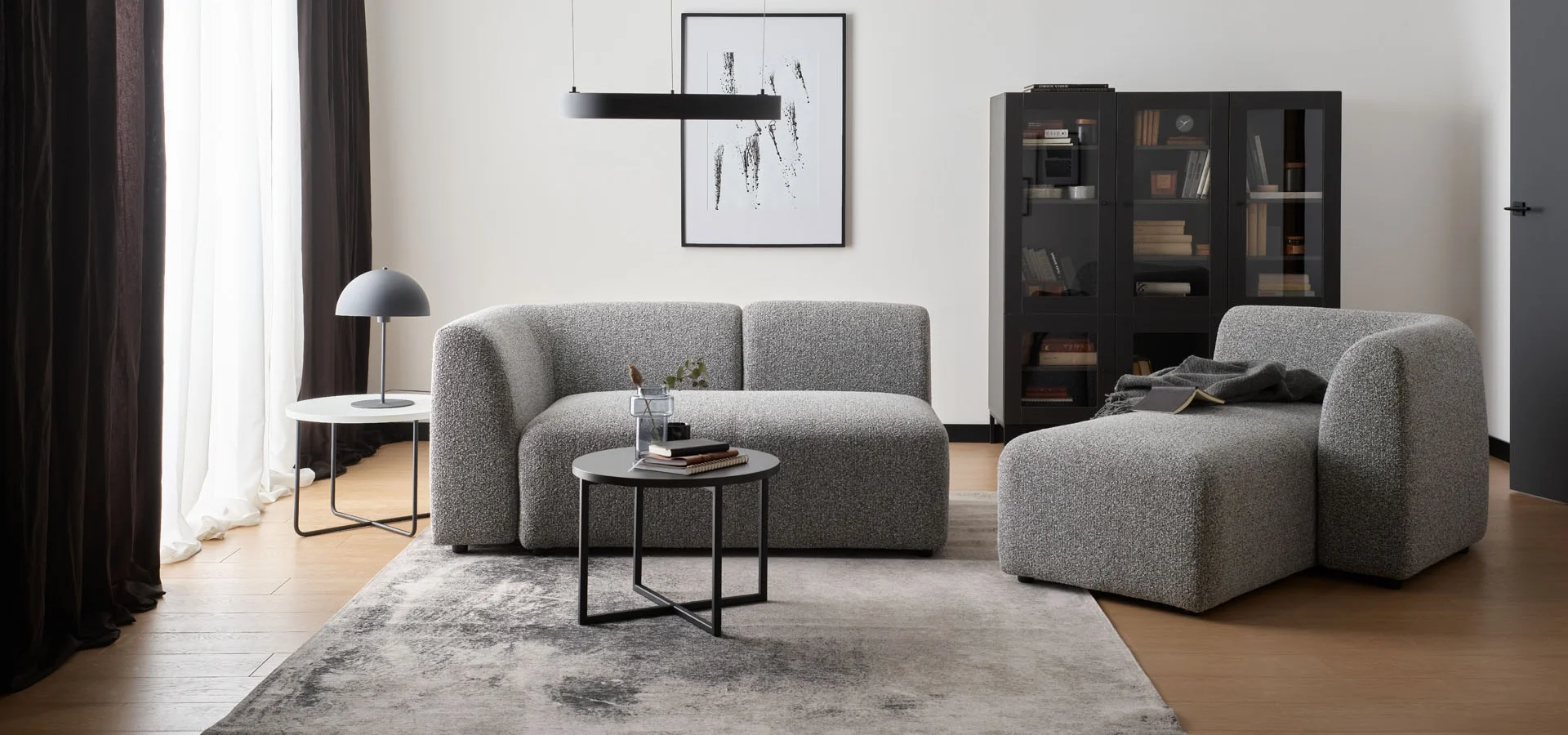  Sofa dwuosobowa i narożnikowy moduł w salonie